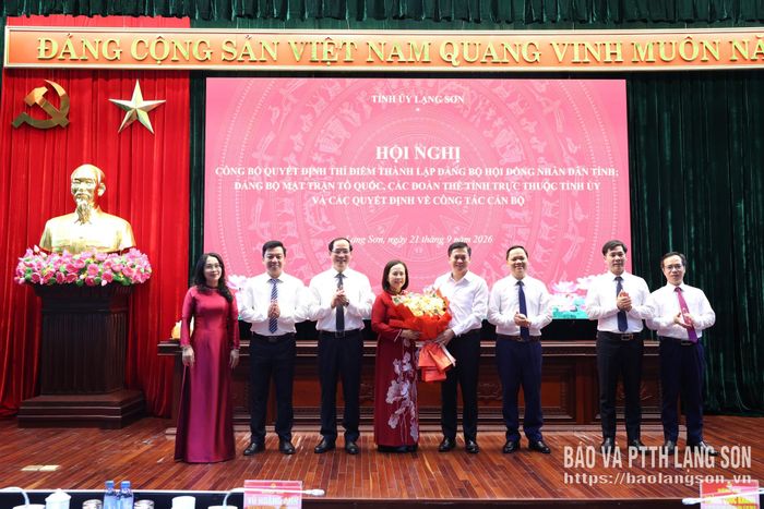 Đồng chí Đinh Hữu Học, Ủy viên Ban Thường vụ Tỉnh ủy, Phó Chủ tịch Thường trực UBND tỉnh, Phó Bí thư Đảng ủy UBND tỉnh tặng hoa chúc mừng Ban Chấp hành Đảng bộ HĐND tỉnh