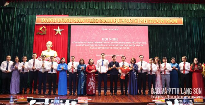 Đồng chí Hoàng Quốc Khánh, Ủy viên Trung ương Đảng, Bí thư Tỉnh ủy và đồng chí Đoàn Thị Hậu, Phó Bí thư Tỉnh ủy, Chủ tịch HĐND tỉnh trao quyết định và tặng hoa chúc mừng Đảng bộ MTTQ, các đoàn thể tỉnh