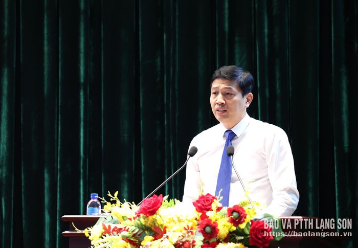 Đồng chí Vũ Hoàng Anh, Phó Bí thư Tỉnh ủy, Chủ tịch Ủy ban MTTQ Việt Nam tỉnh, Bí thư Đảng ủy MTTQ, các đoàn thể tỉnh phát biểu nhận nhiệm vụ