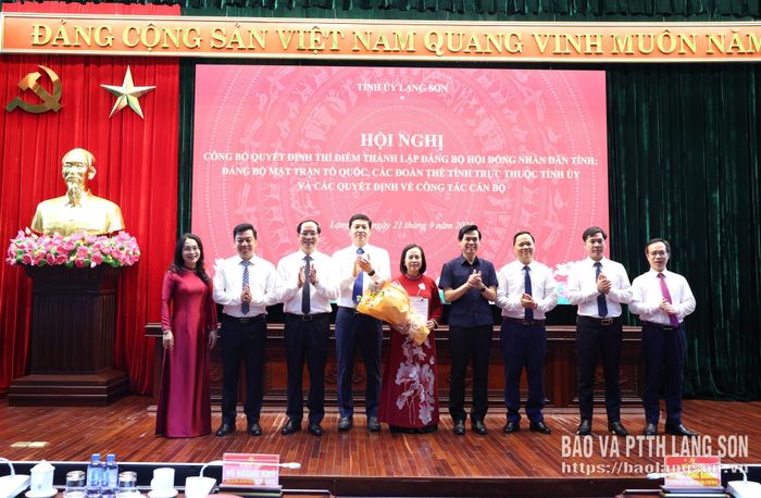 Đồng chí Hoàng Quốc Khánh, Ủy viên Trung ương Đảng, Bí thư Tỉnh ủy và đồng chí Vũ Hoàng Anh, Phó Bí thư Tỉnh ủy, Chủ tịch Ủy ban MTTQ Việt Nam tỉnh trao quyết định và tặng hoa chúc mừng Đảng bộ HĐND tỉnh
