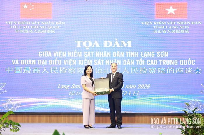 Lãnh đạo Vụ Kiểm sát án hình sự thông thường, Viện KSND tối cao Trung Quốc tặng quà lưu niệm lãnh đạo Viện KSND tỉnh