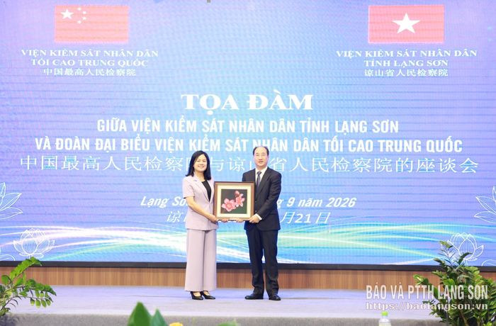 Lãnh đạo Viện KSND tỉnh tặng quà lưu niệm lãnh đạo Vụ Kiểm sát án hình sự thông thường, Viện KSND tối cao Trung Quốc