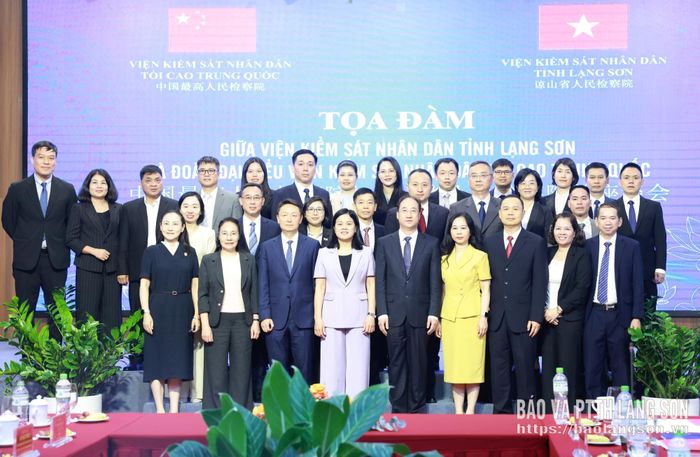 Các đại biểu chụp ảnh lưu niệm tại buổi tọa đàm