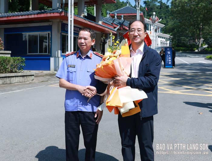 Lãnh đạo Viện KSND tỉnh đón đoàn đại biểu Viện KSND tối cao Trung Quốc tại Cửa khẩu Quốc tế Hữu Nghị