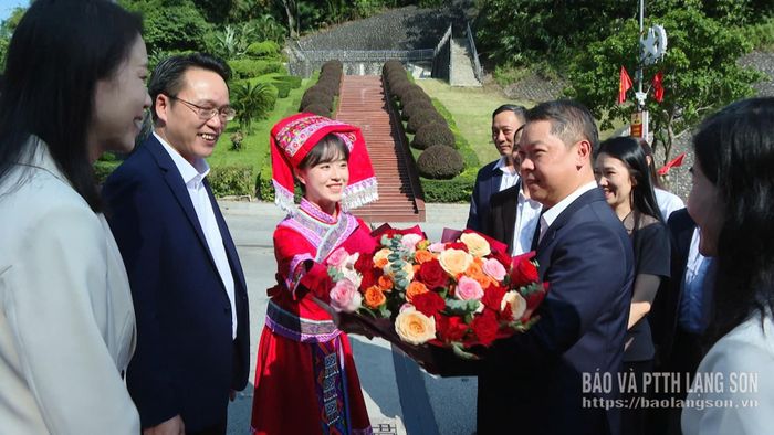 Đoàn đại biểu tỉnh Lạng Sơn do đồng chí Đoàn Thanh Sơn, Phó Chủ tịch UBND tỉnh xuất cảnh qua Cửa khẩu Quốc tế Hữu Nghị dự Lễ hội Du lịch biên giới Trung - Việt năm 2026 tại thị Bằng Tường, Quảng Tây, Trung Quốc