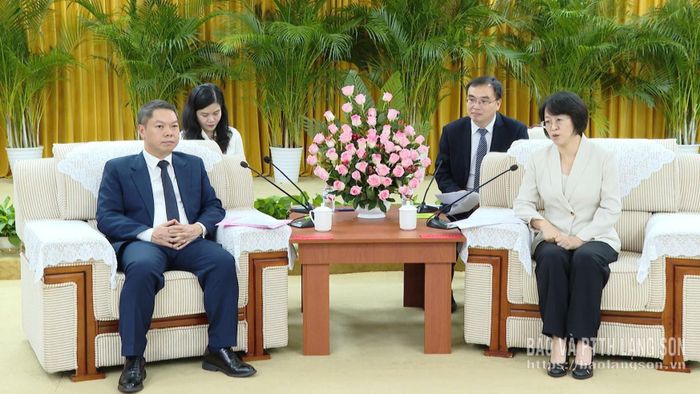 Đồng chí Đoàn Thanh Sơn, Phó Chủ tịch UBND tỉnh Lạng Sơn hội kiến đồng chí Huy Quốc Hoa, Phó Chủ tịch Chính quyền nhân dân Khu tự trị dân tộc Choang Quảng Tây, Trung Quốc tại thị Bằng Tường, Quảng Tây, Trung Quốc