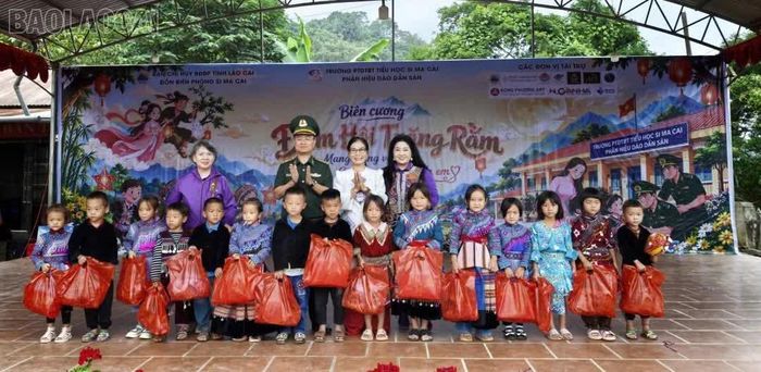 Trao tặng học bổng, quà cho học sinh và người dân khu vực biên giới.