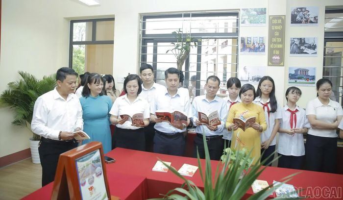 Ban Giám hiệu nhà trường và đại diện cha mẹ học sinh tham quan khu trưng bày tại Phòng học bộ môn Lịch sử và Địa lí.