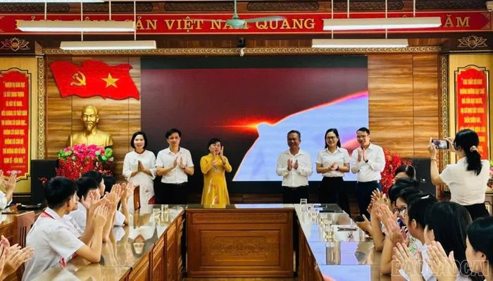 Đồng chí Nguyễn Quốc Huy - Ủy viên Ban Chấp hành Đảng bộ tỉnh, Bí thư Đảng ủy phường Lào Cai tham quan Không gian Hồ Chí Minh tại Trường THCS Ngô Văn Sở.