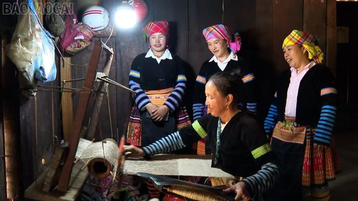 Phụ nữ Mông ở Tà Xi Láng giữ nghề truyền thống.