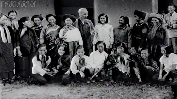 Bác Hồ chụp ảnh cùng đồng bào các dân tộc tỉnh Lào Cai trong chuyến thăm Lào Cai ngày 24/9/1958.