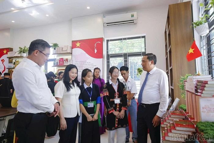 Các đại biểu tham quan Không gian Hồ Chí Minh tại Thư viện tỉnh Lào Cai.