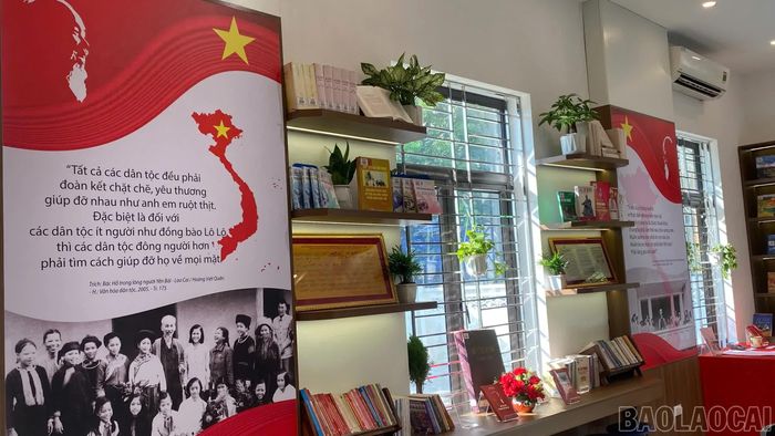 Khu vực “Bác Hồ trong lòng người Yên Bái, Lào Cai” giới thiệu tình cảm, lời căn dặn của Bác và những việc làm cụ thể của Đảng bộ, chính quyền, Nhân dân địa phương trong học tập và làm theo Người.