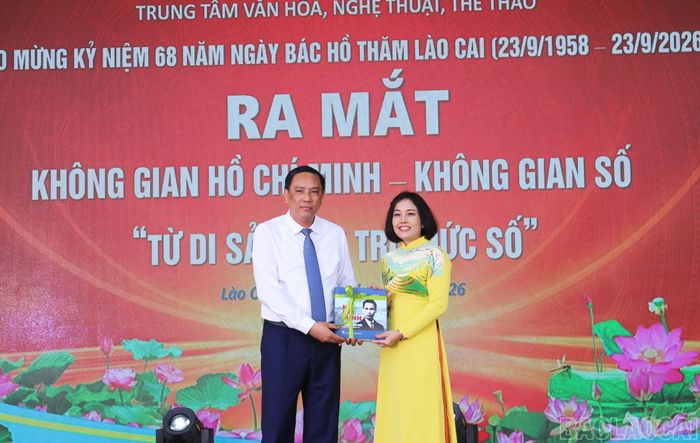 Phó Bí thư Thường trực Tỉnh ủy, Chủ tịch HĐND tỉnh Hoàng Giang tặng sách về Chủ tịch Hồ Chí Minh cho Thư viện tỉnh Lào Cai.