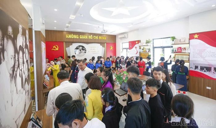 Cán bộ, học sinh và Nhân dân tham quan, tìm hiểu các tư liệu về Chủ tịch Hồ Chí Minh.