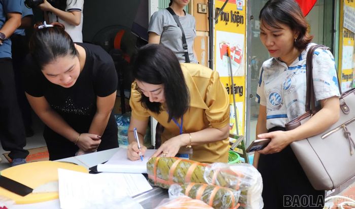Kiểm tra điều kiện đảm bảo an toàn vệ sinh thực phẩm của hộ kinh doanh tại Chợ Du lịch.