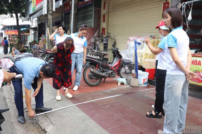 Các lực lượng kiểm tra, chấn chỉnh tình trạng lấn chiếm vỉa hè, lòng đường.