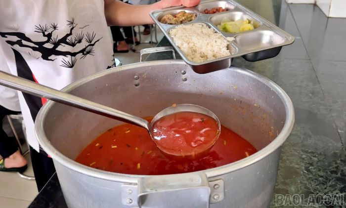 Các món ăn được chia theo từng suất, bảo đảm định lượng cho học sinh.