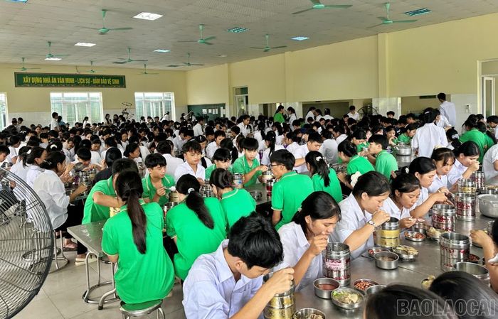 Hơn 500 học sinh hai cấp học của Trường PTDT Nội trú THCS và THPT Bát Xát được bố trí suất ăn theo vị trí ngồi ngay sau giờ tan học.