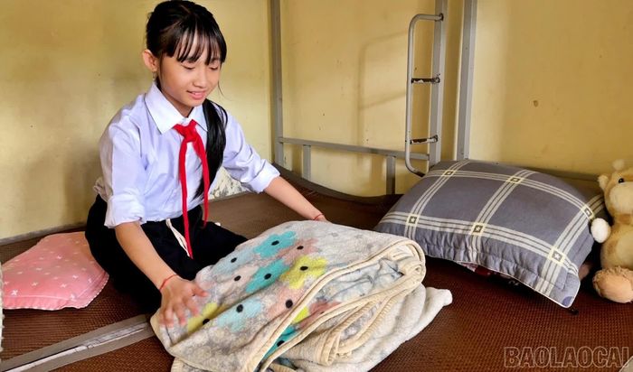 Sau hơn 1 tuần sống tại ký túc xá, em Lý Khánh Huyền đã quen dần với việc tự gấp chăn màn, giặt quần áo.