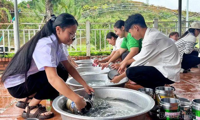 Học sinh tự rửa bát, đũa, cặp lồng sau bữa ăn.