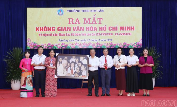 Thường trực Đảng ủy phường Lào Cai tặng Trường THCS Kim Tân bức ảnh Bác Hồ thăm, nói chuyện với thiếu niên, nhi đồng.