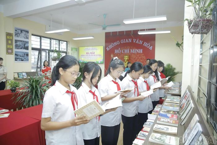 Học sinh trải nghiệm khu sách, báo về Bác Hồ tại Không gian văn hóa Hồ Chí Minh của Trường THCS Ngô Văn Sở.