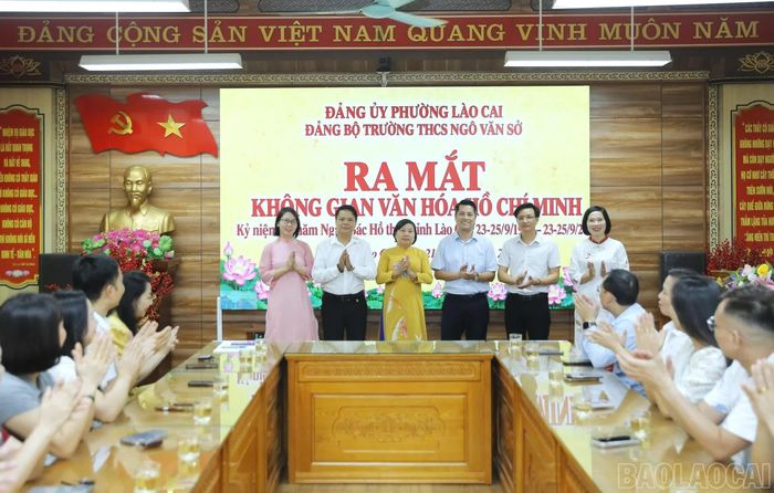Lãnh đạo Phòng Văn hóa - Xã hội phường Lào Cai, Ban Giám hiệu nhà trường và đại diện cha mẹ học sinh đã thực hiện nghi thức ra mắt Không gian văn hóa Hồ Chí Minh.