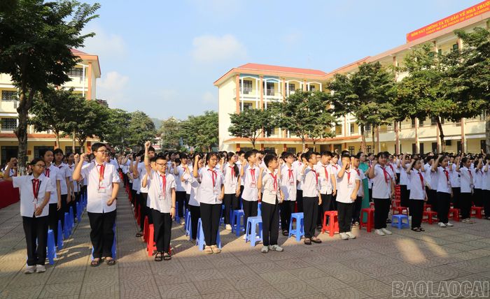 Các đại biểu và học sinh dự Lễ ra mắt Không gian văn hóa Hồ Chí Minh tại Trường THCS Kim Tân.