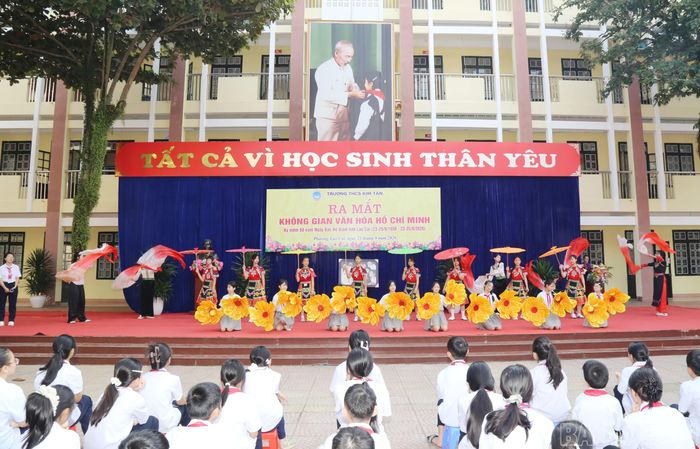 Tiết mục văn nghệ chào mừng tại Lễ ra mắt Không gian văn hóa Hồ Chí Minh tại Trường THCS Kim Tân.