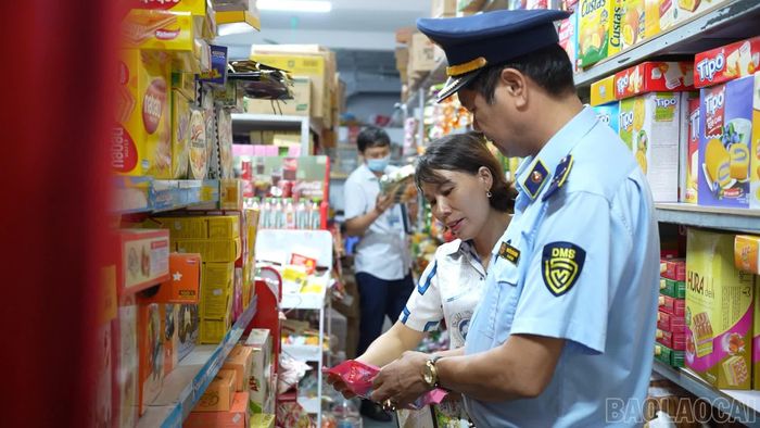 Kiểm tra các mặt hàng bánh kẹo được tiêu thụ nhiều dịp Tết Trung thu.