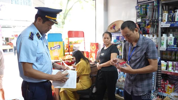 Kiểm tra hạn sử dụng, nguồn gốc, xuất xứ bánh Trung thu.