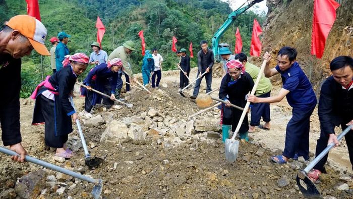Các đại biểu và người dân tham gia khởi công xây dựng tuyến đường thôn Pắc Kẹ đi xóm Nậm Kẹ, xã Bản Liền.