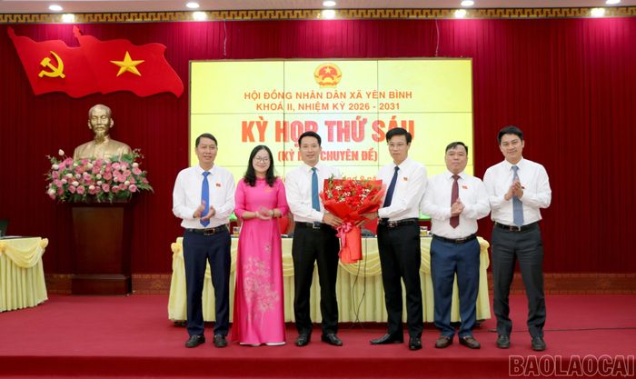  Các đồng chí lãnh đạo xã Yên Bình tặng hoa chúc mừng đồng chí Bùi Ngọc Hùng - tân Chủ tịch UBND xã. 
