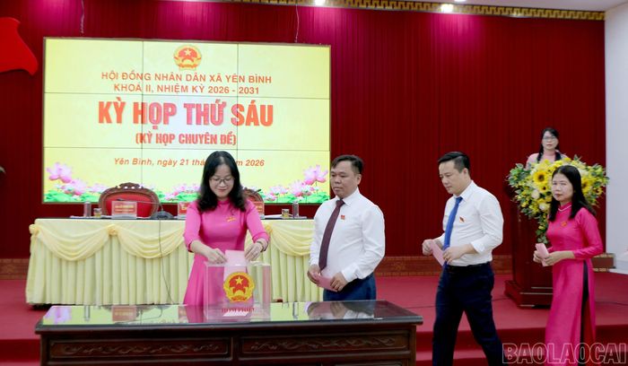  Các đại biểu bỏ phiếu bầu Chủ tịch UBND xã Yên Bình, nhiệm kỳ 2026 - 2031. 