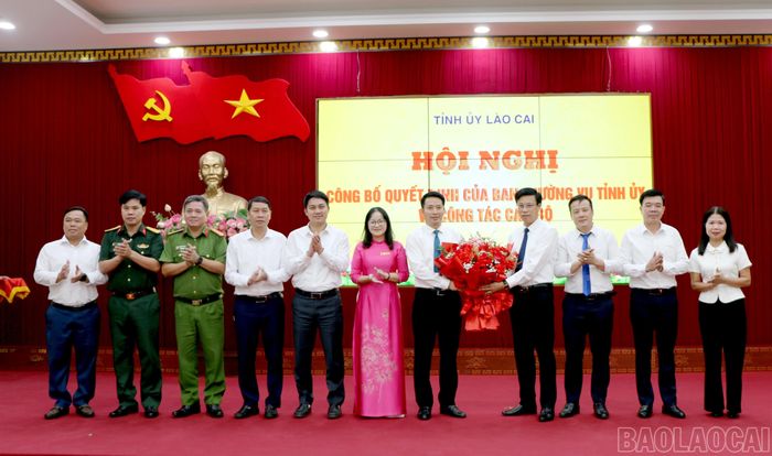 Lãnh đạo xã Yên Bình chúc mừng đồng chí Bùi Ngọc Hùng.