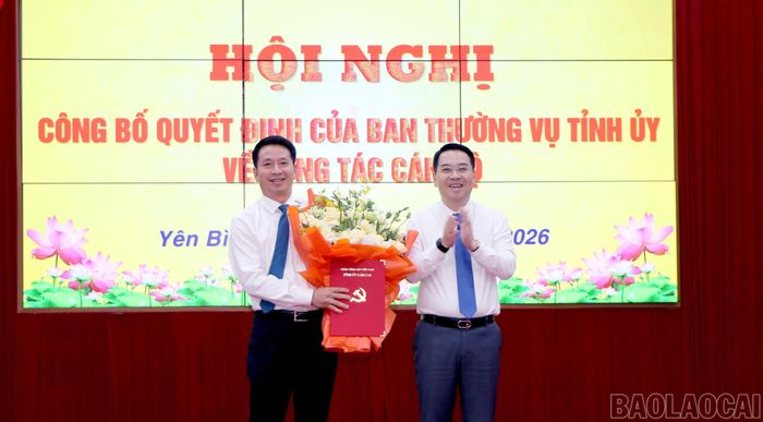 Đồng chí Nguyễn Tuấn Anh - Phó Bí thư Tỉnh ủy, Chủ tịch UBND tỉnh trao quyết định, tặng hoa chúc mừng tân Phó Bí thư Đảng ủy xã Yên Bình - Bùi Ngọc Hùng.