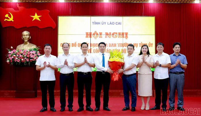 Lãnh đạo Văn phòng UBND tỉnh chúc mừng tân Phó Bí thư Đảng ủy xã Yên Bình - Bùi Ngọc Hùng.