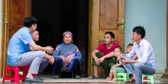 Bí thư chi bộ Cư A Chung (ngoài cùng bên phải) xuống tận thôn tuyên truyền, vận động bà con phát triển kinh tế.