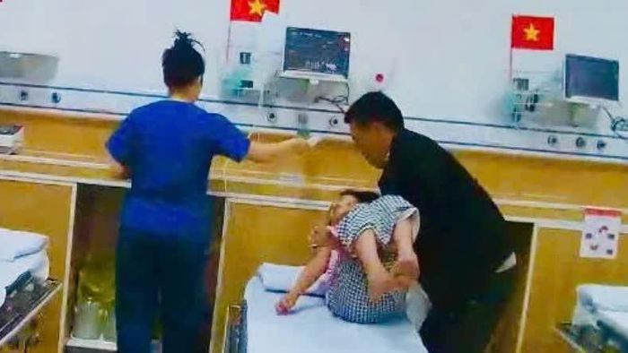 Cháu S được đưa đến bệnh viện cấp cứu kịp thời.