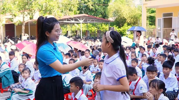 Cán bộ Bảo hiểm xã hội cơ sở Yên Bình tuyên truyền, giải đáp những nội dung liên quan đến mức đóng, phương thức tham gia và quyền lợi bảo hiểm y tế.