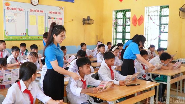 Học sinh tìm hiểu các nội dung về chính sách bảo hiểm y tế.