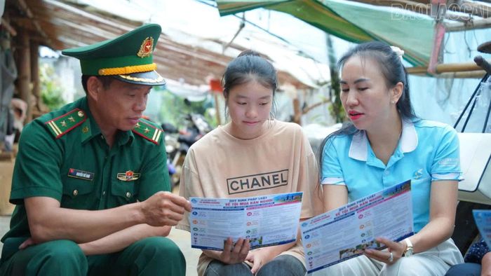 Tại Mường Khương, hoạt động truyền thông chú trọng lắng nghe, chia sẻ với người dân.