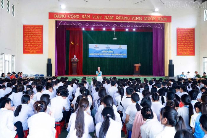 Hoạt động truyền thông tại các trường học giúp nâng cao nhận thức về bình đẳng giới cho học sinh.