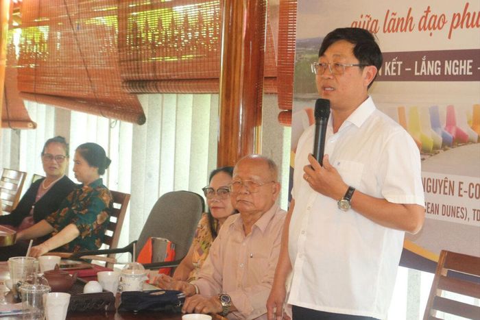 Lãnh đạo phường Phú Thủy giải quyết, đồng thời chia sẻ, cung cấp thông tin những vấn đề người dân TDP 5 quan tâm