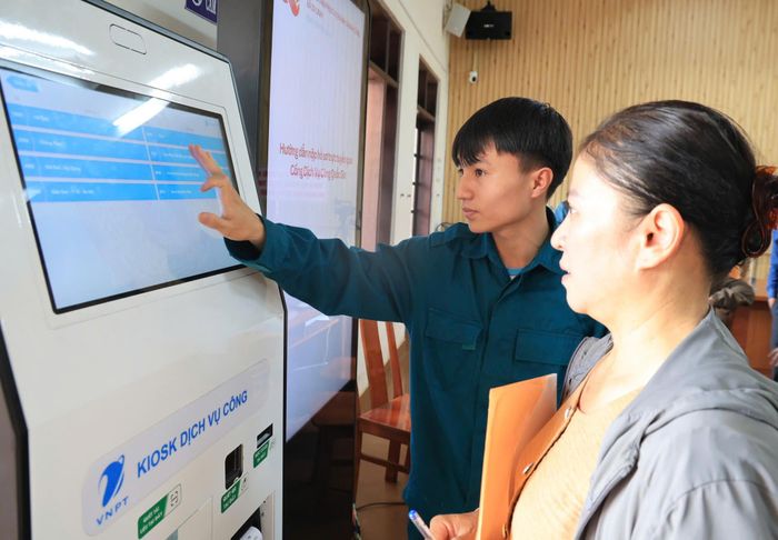Lực lượng tình nguyện được tăng cường hỗ trợ người dân làm thủ tục đất đai tại xã Di Linh