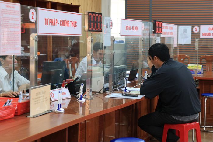Người dân nộp hồ sơ làm sổ đỏ tại trung tâm dịch vụ hành chính công
