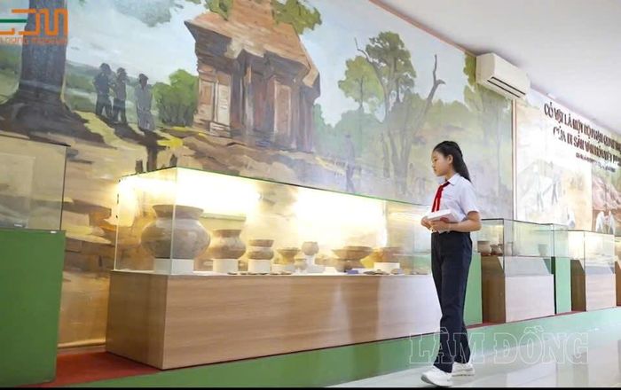 Em Bảo Nhi trong không gian trưng bày Bảo tàng Lâm Đồng (cơ sở Bình Thuận)