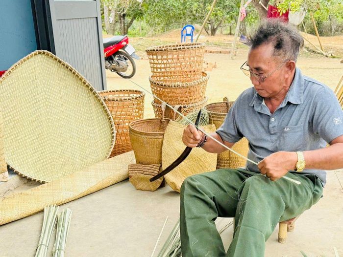 Nghệ nhân Brông Xen gắn bó hàng chục năm với nghề đan lát
