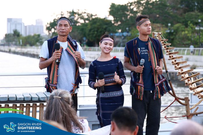 Mebla Phrim (ở giữa) trình diễn âm nhạc dân tộc trên sông ở TP Hồ Chí Minh. Ảnh NVCC